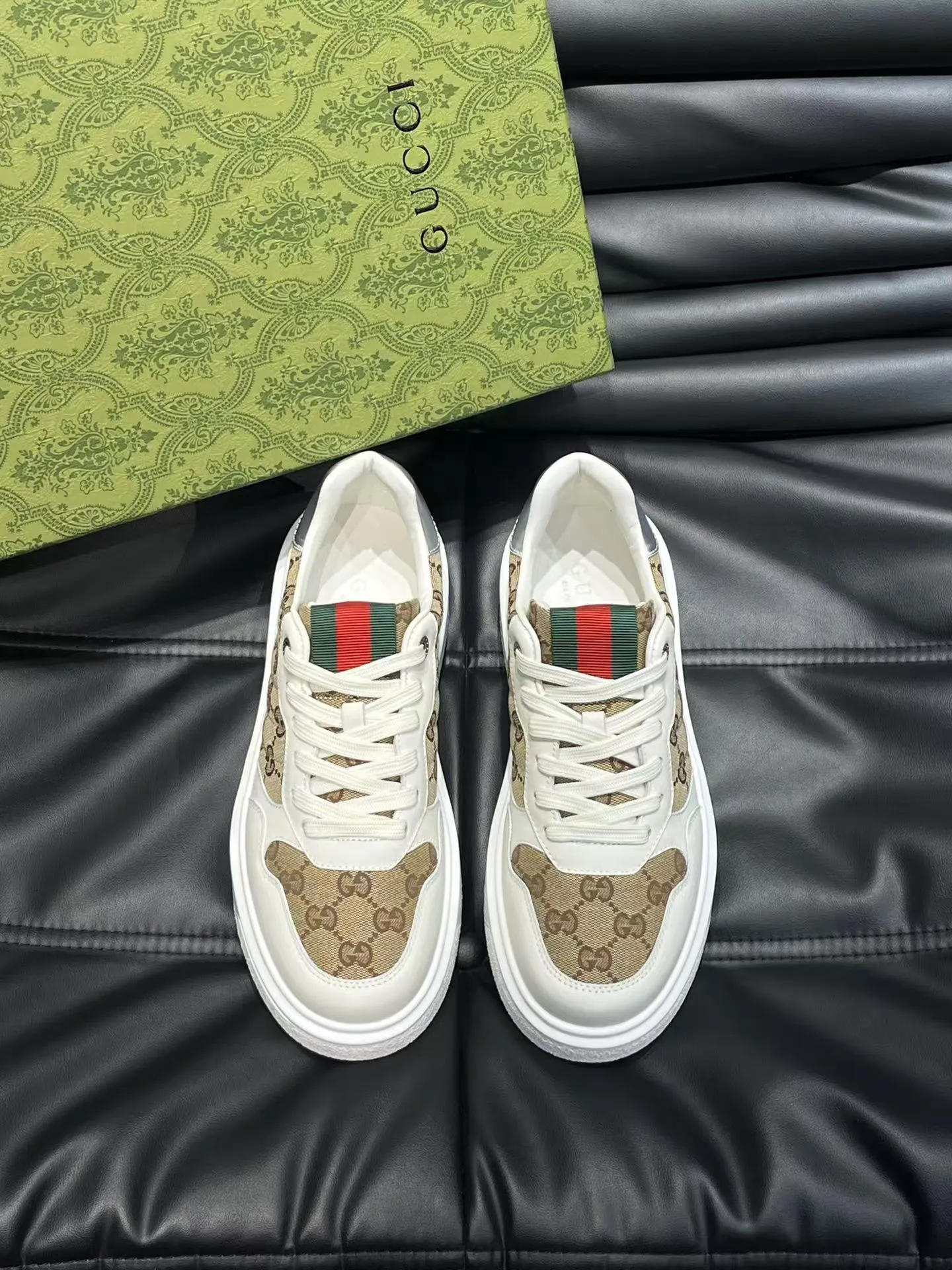 P440 new men's shoes GUCCI [Lightning] latest shoes are shipped. Original quality, fashionable, special materials, sheepskin lining, new packaging. The foot feels super comfortable and the workmanship is impeccable. Size: 38-45